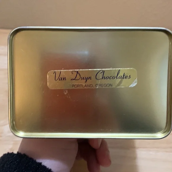 Small Easter tins with lids and handles. bunnies, Van Duyn chocolates. - Picture 8 of 16